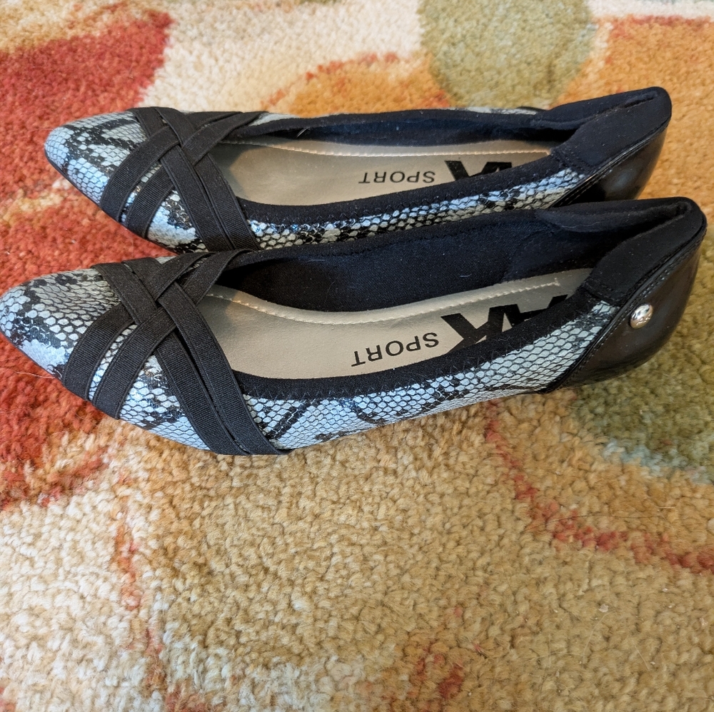 Annie Klein Flats, Women 6 - Picture 2 of 4